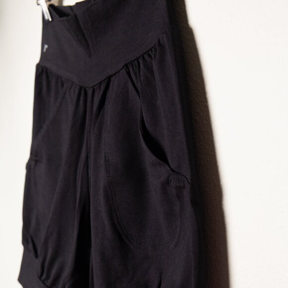 Ripple, Slouchy Yoga Shorts - Picture 5 of 6